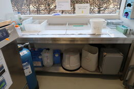 Rustfri stålbord uden indhold