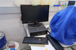 Computerskærm SAMSUNG SyncMaster P2450, tastatur, computer FUJITSU