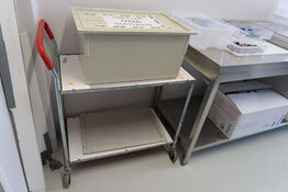 Opbevaringsvogn med indhold