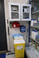 Skab med indhold samt førstehjælpskit m.m.