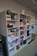 Skab med div. Vinglas, vaser, krukker, spil m.m.