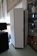 Skab med div. Laboratorieudstyr