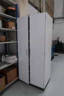 Skab med div. Rengøringsmidler samt kemi