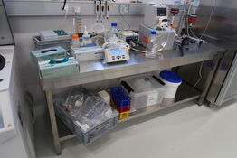 Rustfri stålbord uden indhold