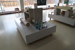 2 stk. udstillingspodier med indhold