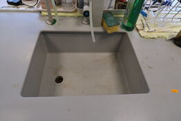 Arbejdsbord med vask og armatur uden indhold