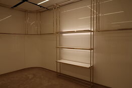 Div. Tøjstativer samt reol med LED-lys