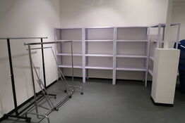 3 stk. tøjstativer samt 7 fag lagerreoler