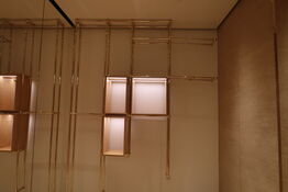 Tøjstativ med div. Trækasser med LED-lys