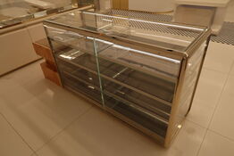 Udstillingsdisk samt skammel