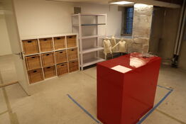 3 stk. podier, lagerreol, reol samt 3 stk. mannequin