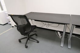 El. hæve/sænke skrivebord samt kontorstol