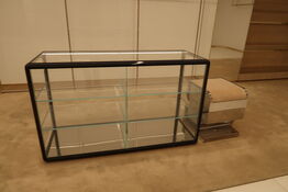 Udstillingsdisk samt skammel