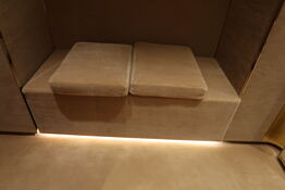 Bænk med LED-lys samt tøjstativ