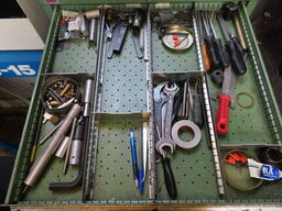 Skuffeskab med indhold