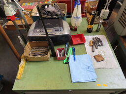 Skuffeskab med indhold