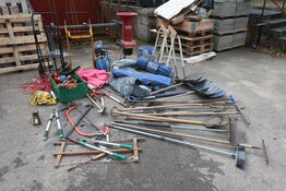 Kompresser, kværn, sækkevogn, haveredskaber m.m.