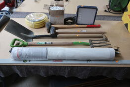 Div. haveredskaber, fugemasse & arbejdslampe