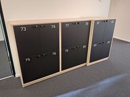 Tre lockers med hver fire rum 