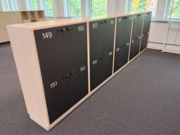 Fem lockers med hver fire rum 