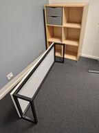 Solidt bord til vægophæng, samt en reol 