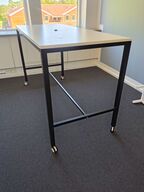 Højt bord på hjul 