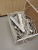 Kasse med stikdåser mv.