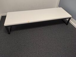 Solidt bord til vægophæng, samt en reol 