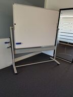 To whiteboards og et præsentationsstativ