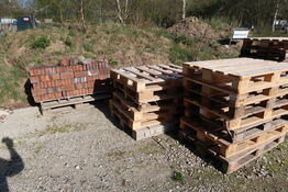 Mursten samt div. EURO-paller og pallerammer