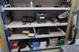 Kabeltromle, div. Værktøjskasser, 2 stk. batterier, reb m.m.