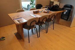 Spisebord med 6 stk. stole samt div. Stabelstole