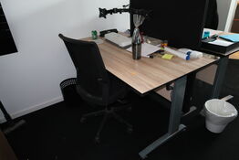 El. hæve/sænke skrivebord uden indhold med kontorstol