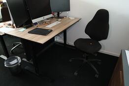 El. hæve/sænke skrivebord uden indhold med kontorstol