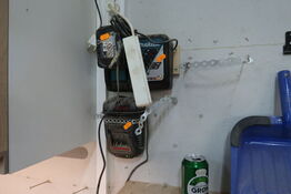 Lader med batteri MAKITA samt lader BOSCH