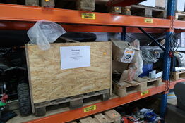 2 stk. paller med undertagsstrammere, groundplugs, skruer m.m.