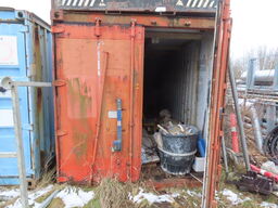 20' container med indhold (bemærk rust i bla. bunden af døren)