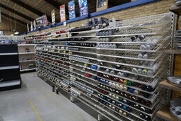 Reol med div. Spraydåser MOTIP m.fl.