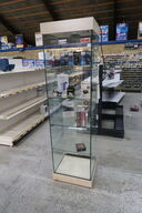 Glasmontre med indhold