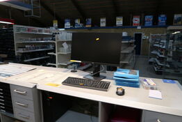 Computerskærm DEL P2419H med computer, tastatur og mus