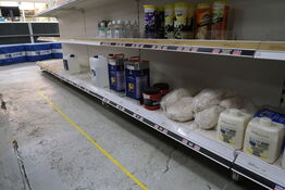 Hylde med div. Plejemidler, AdBlue m.m.