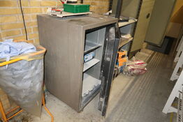 Pengeskab med indhold