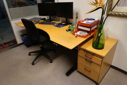 El. hæve/sænke skrivebord samt kontorstol og skuffemodul, stole og reoler