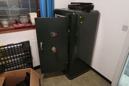 Pengeskab med indhold