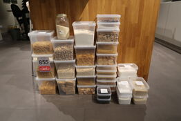 Stort parti madvarer i kondibøtter 