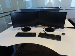 2 stk. 27" monitorer, Samsung C27F350FHU, tastatur og mus
