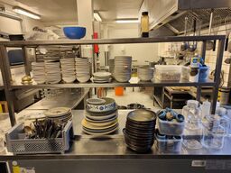 Indhold på bord samt hylder (se billeder)