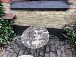Rustikt bord inkl. 2 stk. stole i metal
