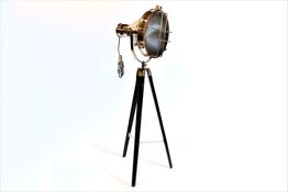 19 stk Vintage spot light på trefod fordelt imellem de 5 modeller vist på fotos