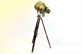 12 stk identiske Vintage spot light af metal på trefod - NSP-042 - 140 cm høj ( den med gullig spot ) samt 10 stk identiske Vintage spot light af metal på trefod, højde 107 cm - ST-105 ( den med forkromet spot )